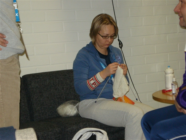 la Finlandese Sirpa si rilassa lavorando a maglia per il nipotino in arrivo